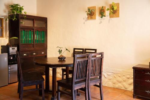 a dining room with a table and chairs at Ｇrandma's house in Longtan