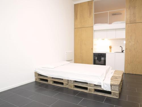ein Schlafzimmer mit einem Bett auf einer hölzernen Plattform in der Unterkunft Appartamento-Studio con cortile in Trapani