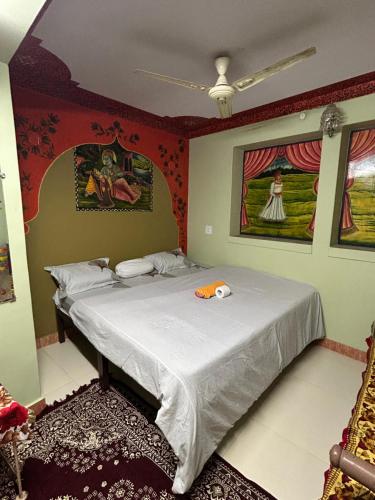 ein Schlafzimmer mit einem großen Bett in einem Zimmer in der Unterkunft Shyam Hostel in Jodhpur