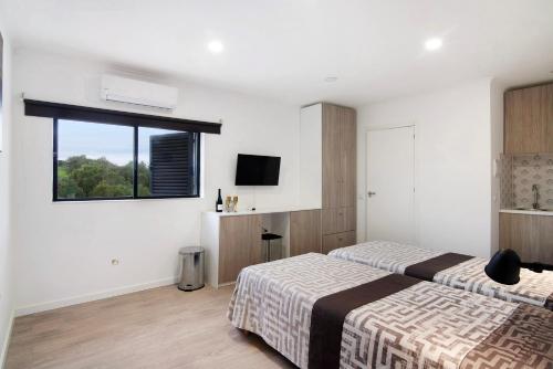 1 Schlafzimmer mit 2 Betten und einem Fenster in der Unterkunft Apartamento Mar in Moncarapacho