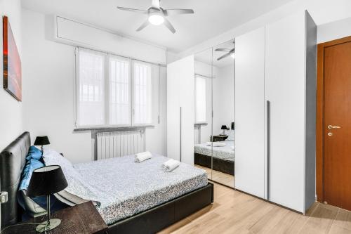 um quarto com 2 camas e um espelho em RIS161 -Modern apartment equipped with all comfort- em Sesto San Giovanni