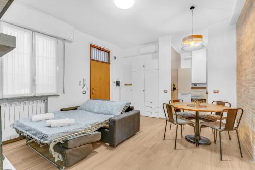 uma sala de estar com uma cama e uma mesa em RIS161 -Modern apartment equipped with all comfort- em Sesto San Giovanni
