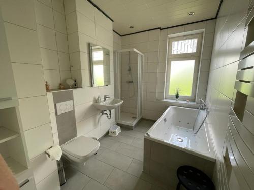 Bilik mandi di KRABBENNEST Ferienwohnung mit Whirlpool und Infrarotsauna zentral