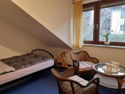 1 dormitorio con 1 cama, mesa y sillas en Sterngässle, en Deggingen