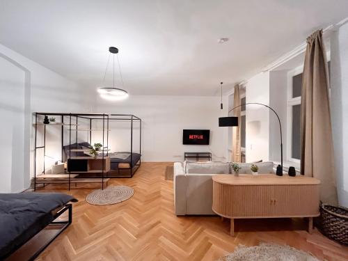 een woonkamer met een bank en een tafel bij Apartment near Ku'damm in Berlijn