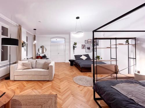 een woonkamer met een bed en een bank bij Apartment near Ku'damm in Berlijn