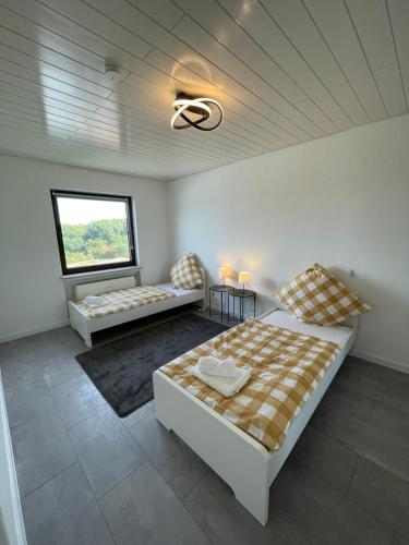 1 dormitorio con 2 camas y ventilador de techo en Premium Apartment 4, en Pachten