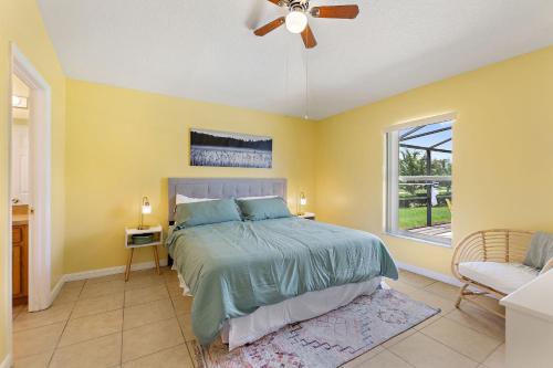 Postel nebo postele na pokoji v ubytování Gilded Parasol By Shine Villas Remington Golf 420