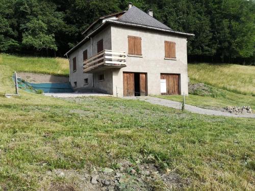 a small house in the middle of a field at Tourmalet in Campan