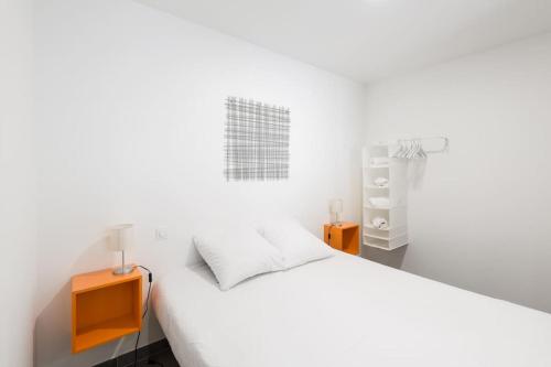 um quarto branco com uma cama e uma prateleira em Luminara - Hypercentre Reims em Reims