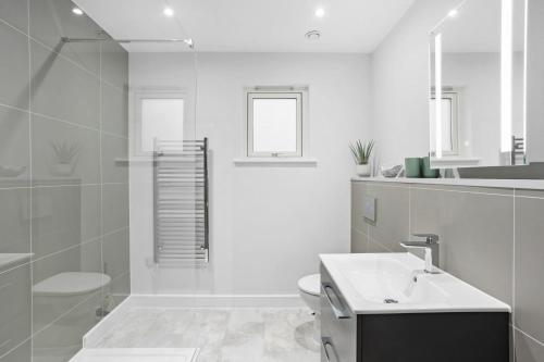 un bagno bianco con lavandino e WC di No 7 The Vista, Willingcott, Woolacombe a Woolacombe