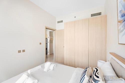 WelHome - Breathtaking View 1BR Apt in Damac Hills 2にあるベッド