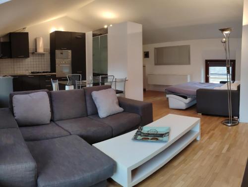 uma sala de estar com um sofá e uma cama em King Of The Lake em Riva del Garda