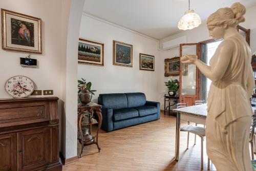 a statue of a woman in a living room at A due passi dal Duomo di Firenze in Florence