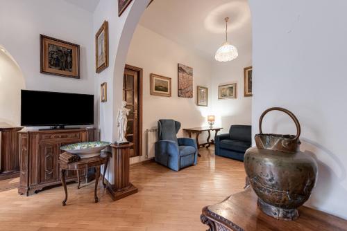 a living room with a tv and a vase on a table at A due passi dal Duomo di Firenze in Florence