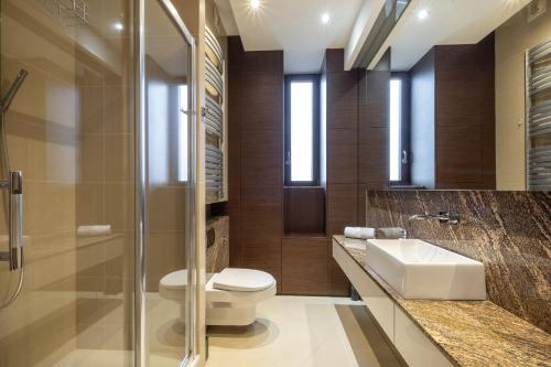 een badkamer met een toilet, een wastafel en een douche bij Seaview Apart in Gdynia