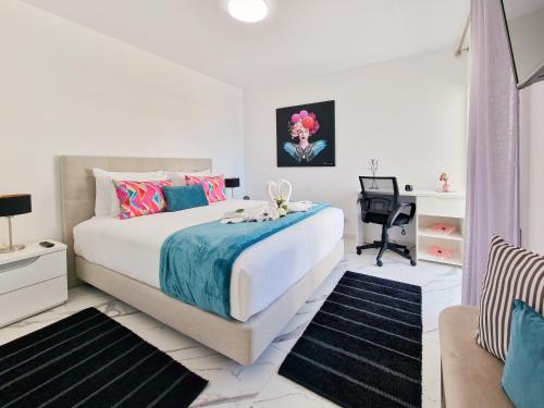 Postel nebo postele na pokoji v ubytování Apartment Praia Rocha Vista Mar Seascape