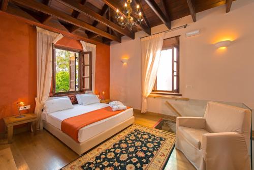 1 dormitorio con 1 cama, 1 sofá y 1 silla en Rodos Niohori Elite Suites Boutique Hotel en Rodas