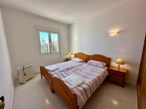 ベニタチェルにあるVilla Elenaのベッドルーム1室(大型木製ベッド1台、ランプ2つ付)
