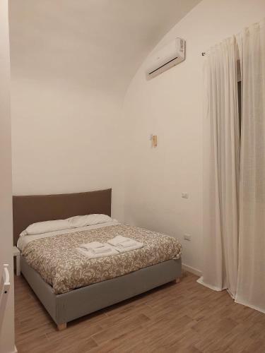 a bedroom with a bed in a white room at Residence e appartamenti Bausan in Naples