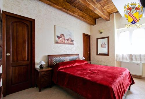 1 dormitorio con cama roja y ventana en Dal centurione, en Roma
