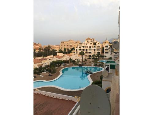 vistas a la piscina desde el balcón de un hotel en Roquemar dreams 613, en Roquetas de Mar
