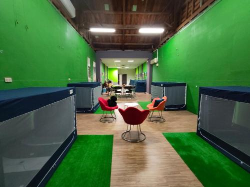 a green room with chairs and a table with a green wall at 博愛泊旅讀心境 in Hualien City
