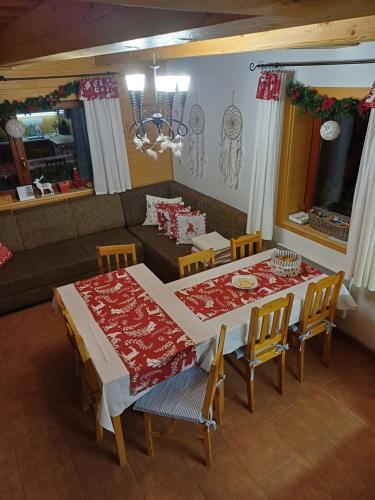 a living room with a table and a couch at Drevenica Západné Tatry s kúpacou kaďou a krbom in Žiar