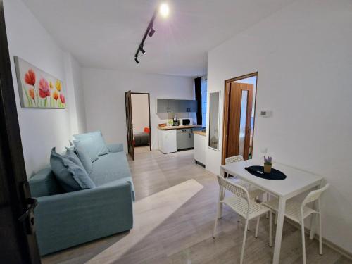Ruang duduk di Main Square Apartments & More
