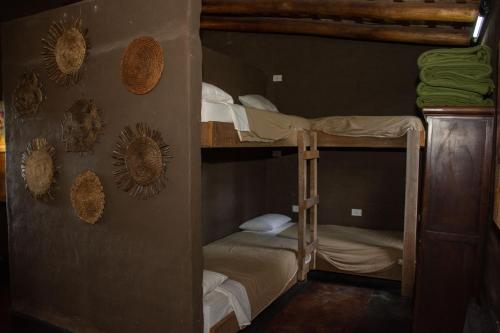 Posada Punta de Piedra في لا كومبر: سريرين بطابقين في غرفة