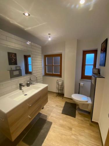 łazienka z dużą umywalką i toaletą w obiekcie Weber´s Fewo w mieście Graswang