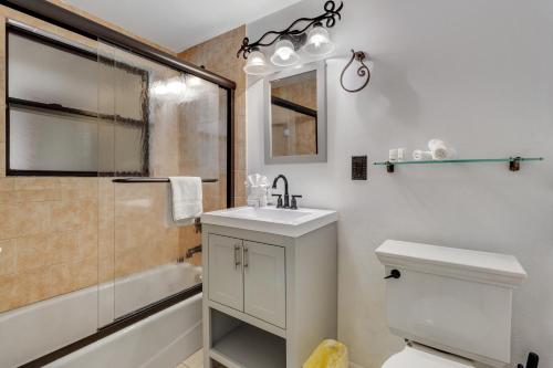ein Bad mit einem Waschbecken, einer Dusche und einem WC in der Unterkunft Getaway on Gladiolus in Anna Maria