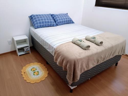 Łóżko lub łóżka w pokoju w obiekcie Apartamento aconchegante Jd América