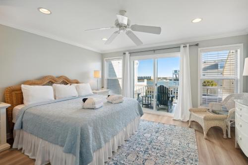 um quarto com uma cama com um bicho de peluche em 21 Turtle Bay Carolina Tides em Folly Beach