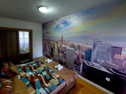 una camera da letto con un grande murale di una città di New York - Central Point a Podgorica