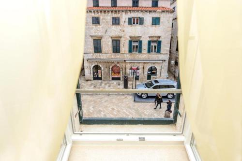 una ventana en un edificio con vistas a la calle en Studio Apartments Stradun, en Dubrovnik
