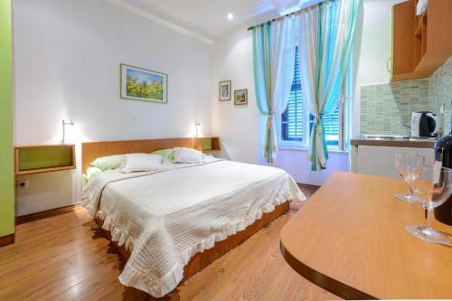 Un dormitorio con una cama y una mesa. en Studio Apartments Stradun, en Dubrovnik
