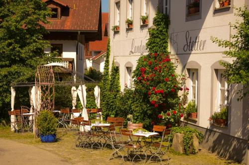 a group of tables and chairs in front of a building at Landgut Stetter in Schöllnach