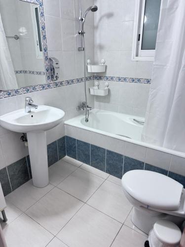 uma casa de banho com um lavatório, um WC e uma banheira em Roof Terrace & Sea View Entire Apartment em Pegeia ou Pegya