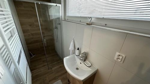 Ένα μπάνιο στο Apartment house with sauna and jacuzzi Svätý Kríž 2