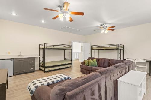 sala de estar con sofá y ventilador de techo en Lakeview Retreat: Perfect for Events or just relax, en New Port Richey