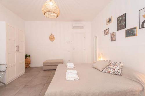 um quarto com uma cama com duas toalhas em Guesthouse Tree Rooms Modern em Bérgamo