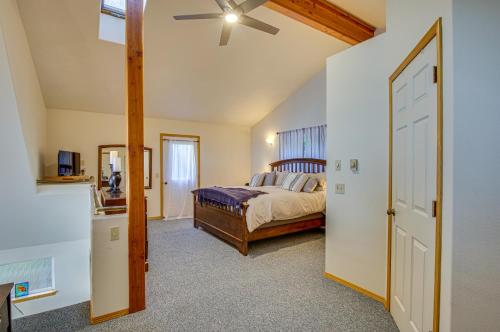 Schlafzimmer mit einem Bett und einem Deckenventilator in der Unterkunft Hat Island Home with Stunning View and Wraparound Deck in Everett