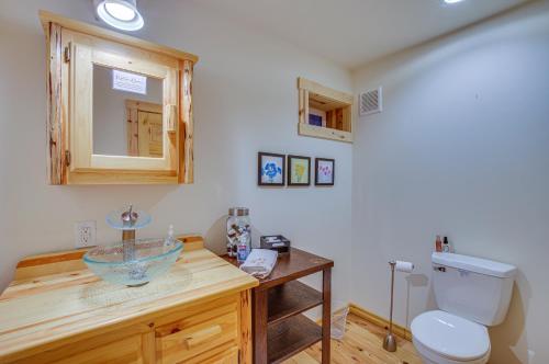 y baño con lavabo y aseo. en Hat Island Home with Stunning View and Wraparound Deck, en Everett