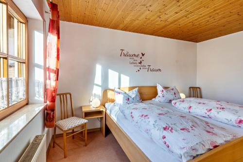 a bedroom with a bed and a window at Ferienhaus Toni in Hohenstein