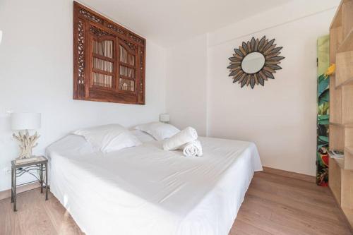 - un lit blanc avec 2 serviettes dans une chambre dans l'établissement 3 VIDAL - Splendide appartement 4 couchage hyper centre de Cannes, à Cannes