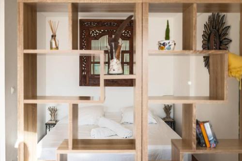 une étagère avec un lit dans une chambre dans l'établissement 3 VIDAL - Splendide appartement 4 couchage hyper centre de Cannes, à Cannes