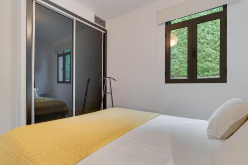 フンシャルにあるLazareto Apartment by HR Madeiraのベッドルーム(ベッド1台、窓付)