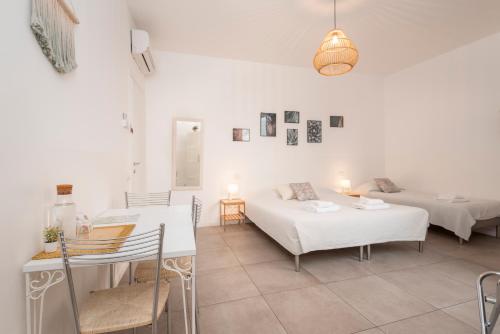 uma sala de estar com duas camas e um sofá em Guesthouse Tree Rooms Modern em Bérgamo