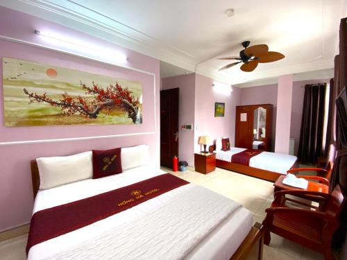 Habitación de hotel con 2 camas y ventilador de techo. en Hong Ha Airport Hotel, en Thach Loi